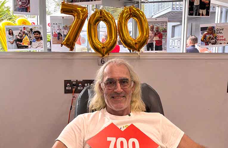 Dunbogan’s Bruce de Graaf cracks 700 blood donations